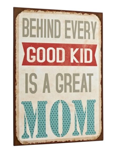 Metal skilt med teksten: "Behind Every Good Kid Is A Great Mom"