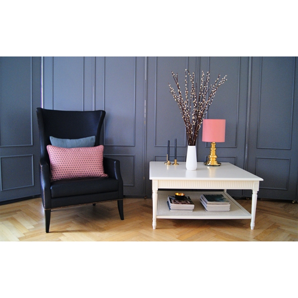 hale Mindful En smule Romantisk, hvidt sofabord med hylde og detaljer i fransk vintagestil