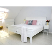Smuk seng i hvidmalet mahogni